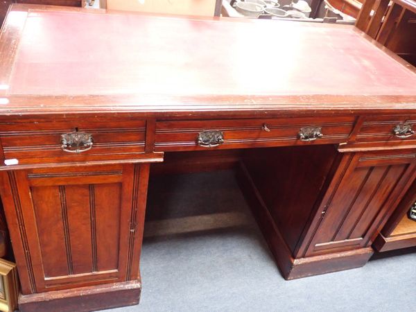 AN EDWARDIAN WALNUT PEDESTAL DESK