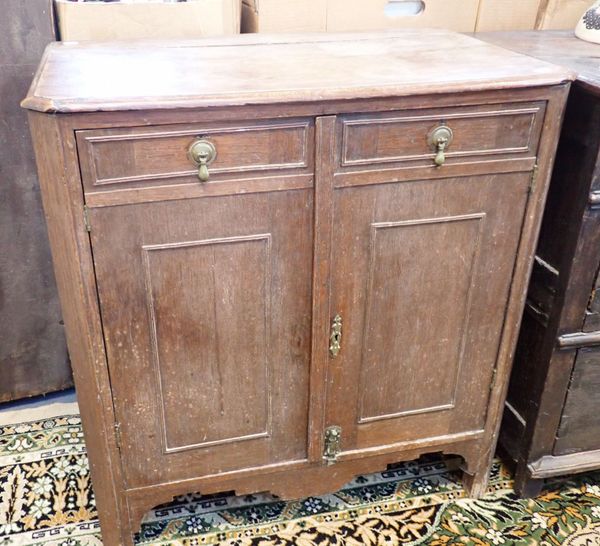 A SMALL CONTINENTAL OAK CUPBOARD