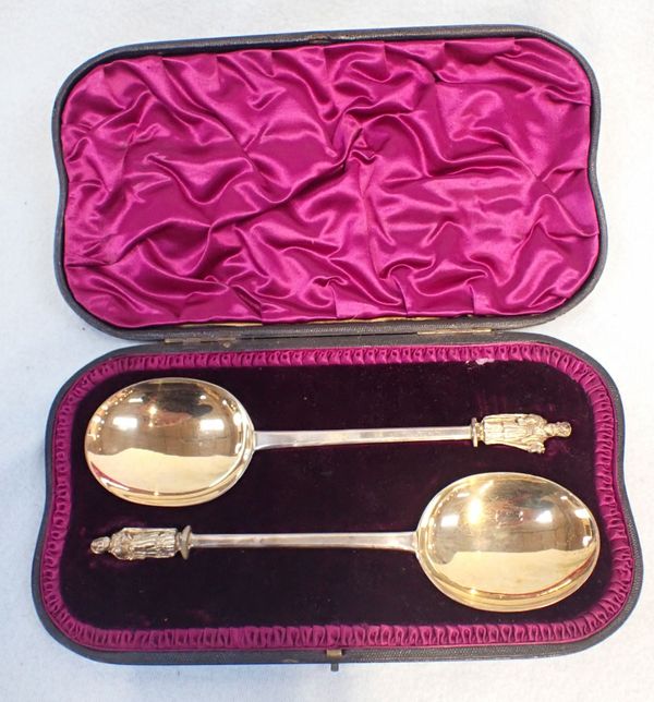 A CASED PAIR OF SILVER APOSTLE SPOONS