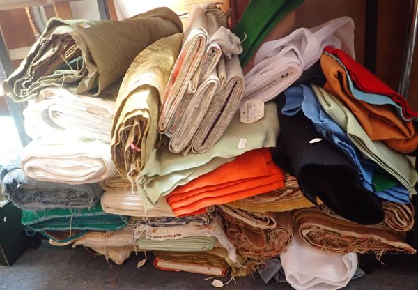 A LARGE QUANTITY OF VINTAGE AND RETRO FABRICS