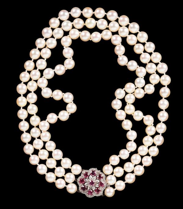 A TRIPLE STRAND CULTURED PEARL NECKLACE