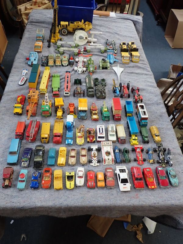 A LARGE COLLECTION OF DINKY, CORGI, MATCHBOX AND OTHER MODELS