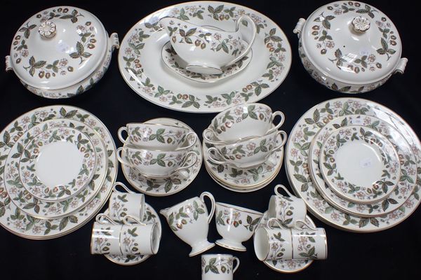 A WEDGWOOD 'STRAWBERRY HILL' DINNER SERVICE