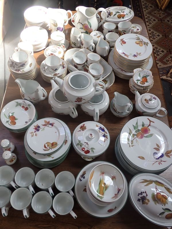 A COLLECTION OF ROYAL WORCESTER 'EVESHAM VALE' DINNER WARE