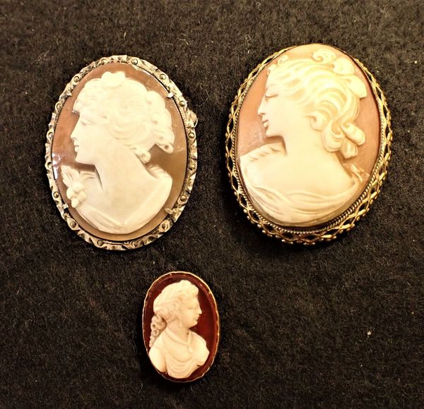 A YELLOW METAL CAMEO BROOCH