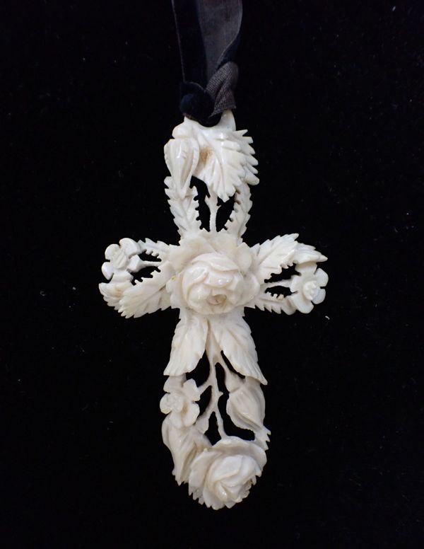 A 19TH CENTURY DIEPPE CARVED IVORY CROSS PENDANT