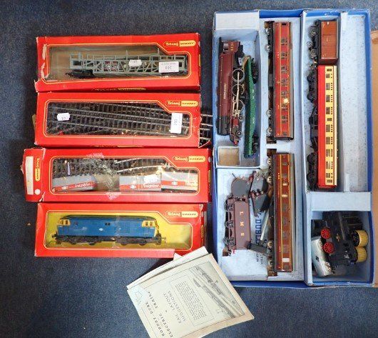 A HORNBY DUBLO RAILWAY SET