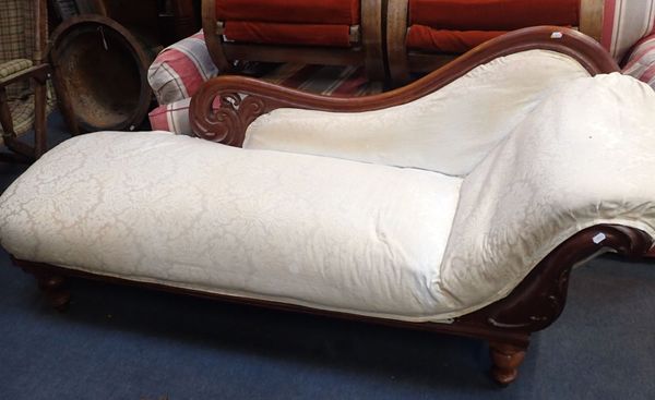 A VICTORIAN CHAISE LONGUE