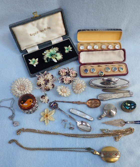 A COLLECTION OF COSTUME JEWELLERY