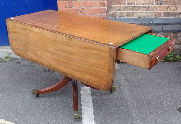 AN EARLY 19TH CENTURY MAHOGANY PEMBROKE TABLE