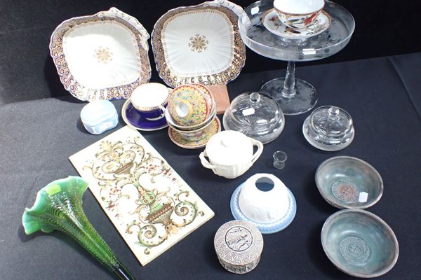 A COLLECTION OF MIXED CERAMICS AND GLASS