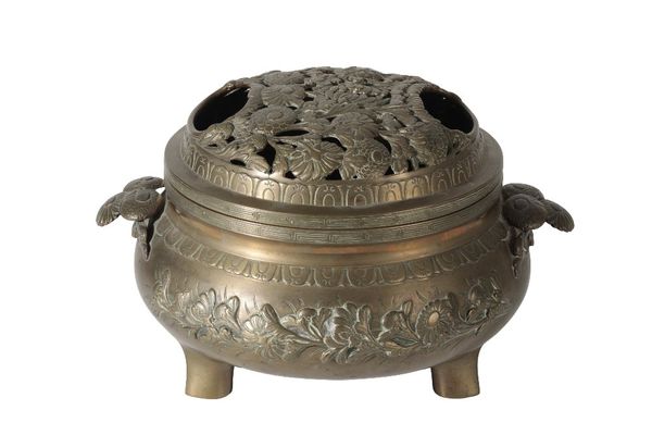 A CHINESE BRONZE 'CHRYSANTHEMUM' CENSER AND COVER,