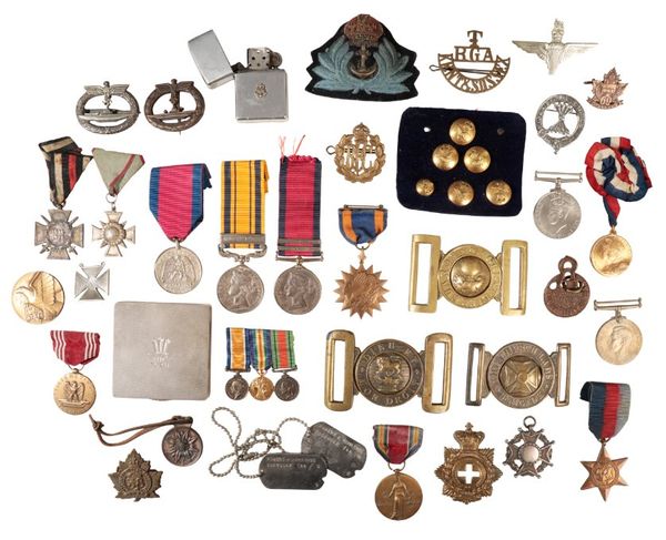 A BOX OF ASSORTED MEDALS AND MILITARIA