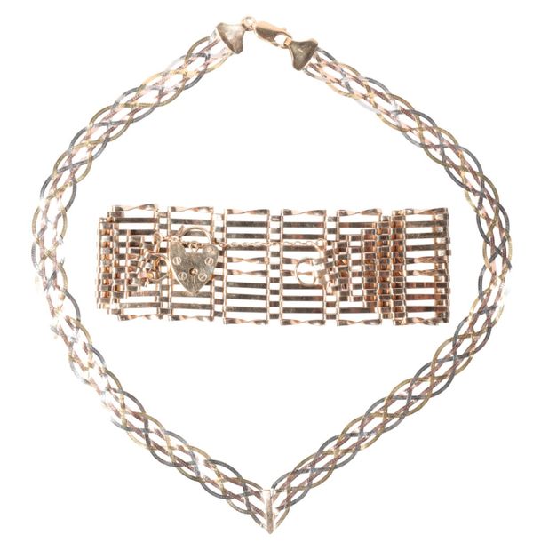 A GOLD GATELINK BRACELET