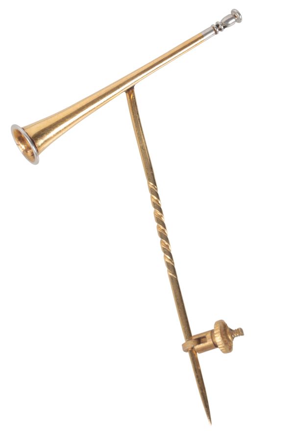 A GOLD HUNTING HORN STICK PIN