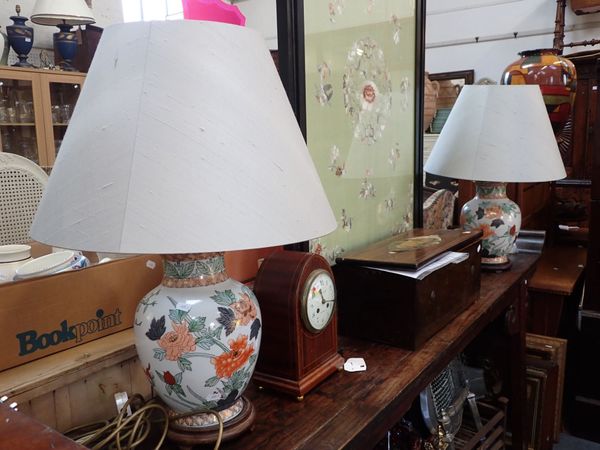 A PAIR OF FLORAL CERAMIC TABLE LAMPS