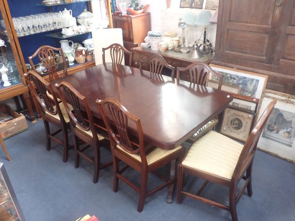 A REPRODUCTION MAHOGANY DINING TABLE