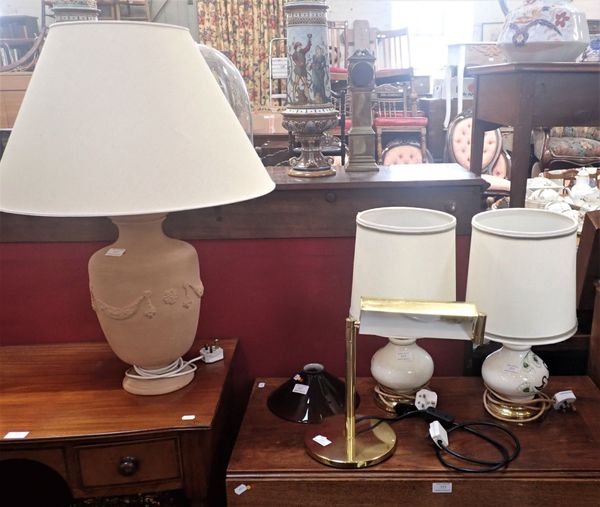 A PAIR OF CERAMIC TABLE LAMPS