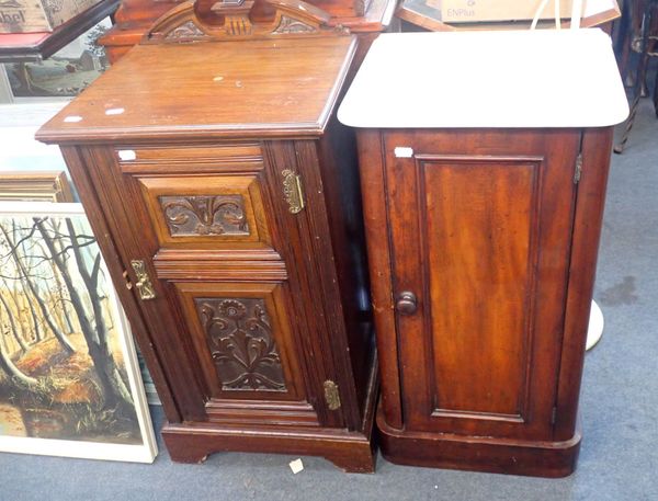 A VICTORIAN MAHOGANY  MARBLE-TOPPED BEDSIDE CUPBOARD