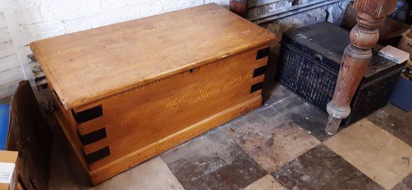 A SCUMBLED PINE COFFER,