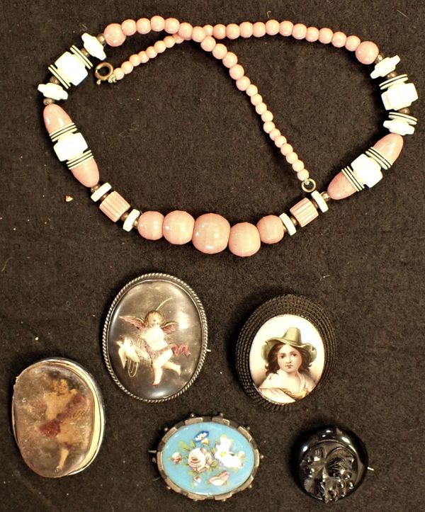 A COLLECTION OF BROOCHES