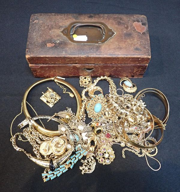 A QUANTITY OF YELLOW METAL JEWELLERY