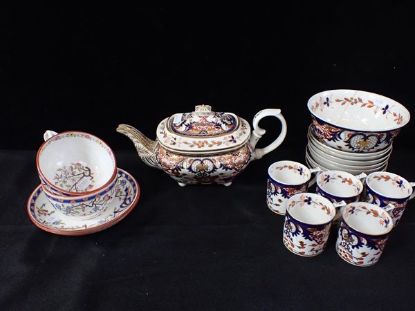 AN EARLY 19th CENTURY DERBY IMARI PATTERN TEAPOT