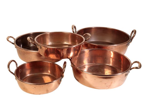 A GRADUATED NEAR SET OF FIVE VICTORIAN COPPER JAM PANS,