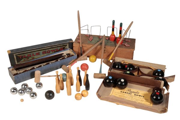 A SMALLL GROUP OF VINTAGE PARLOUR GAMES,