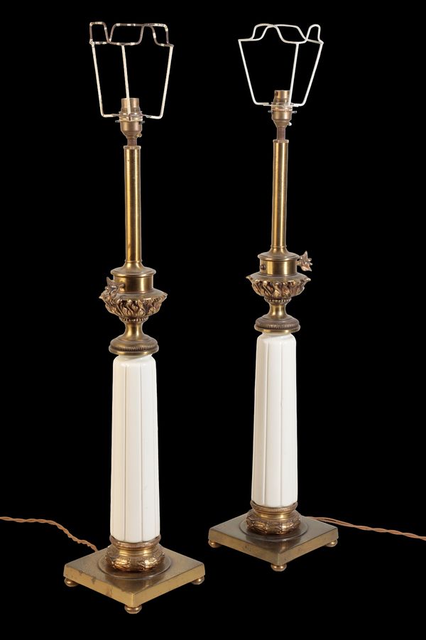 A PAIR OF GILT METAL MOUNTED CERAMIC COLUMNAR TABLE LAMPS