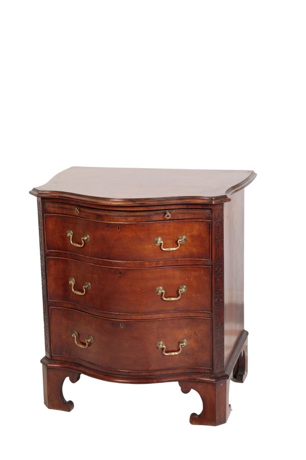 A MAHOGANY SERPENTINE FRONT CHEST OF DRAWERS, IN GEORGE III STYLE,