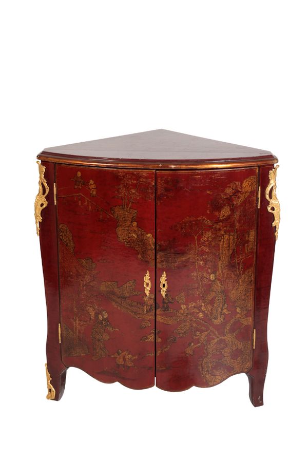 A RED JAPANNED AND GILT METAL MOUNTED ENCOIGNURE, IN EARLY 18TH CENTURY TASTE,