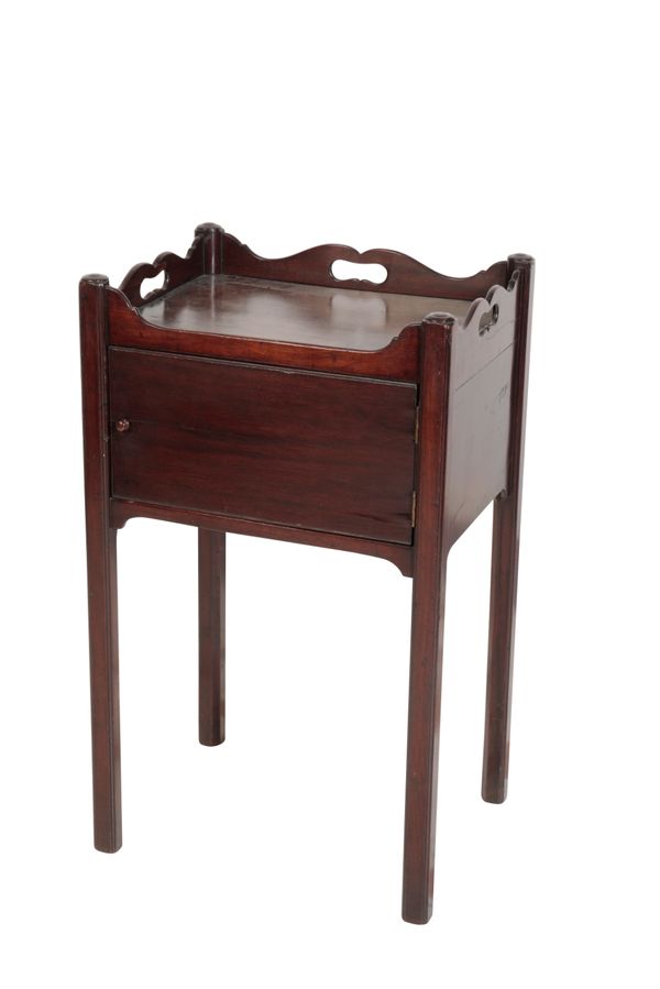 A MAHOGANY TRAY TOP POT CUPBOARD IN EARLY GEORGE III STYLE,