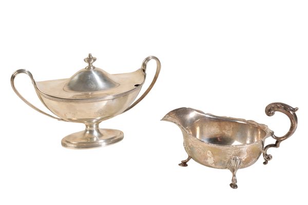 A 20TH CENTURY SILVER SAUCE BOAT,