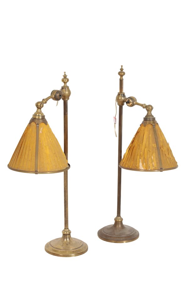 A PAIR OF EDWARDIAN BRASS ELECTRIC TABLE LAMPS