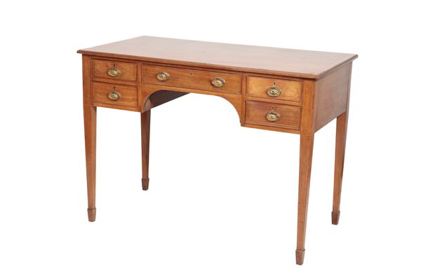 AN EDWARDIAN MAHOGANY AND CROSSBANDED DRESSING TABLE,