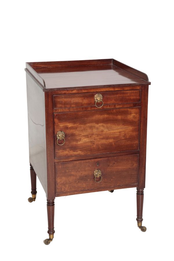 AN EARLY 19TH CENTURY MAHOGANY NIGHT COMMODE,