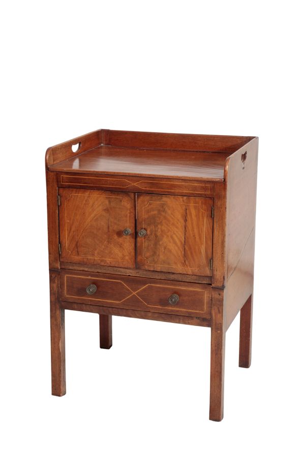 A GEORGE III MAHOGANY TRAY TOP COMMODE,