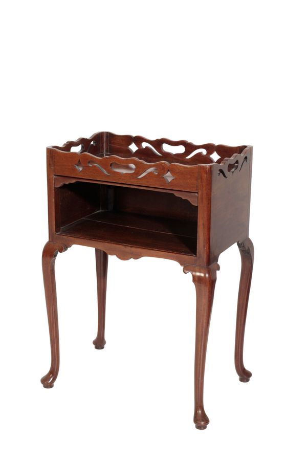 A LATE GEORGE II OR GEORGE III MAHOGANY TRAY TOP COMMODE,