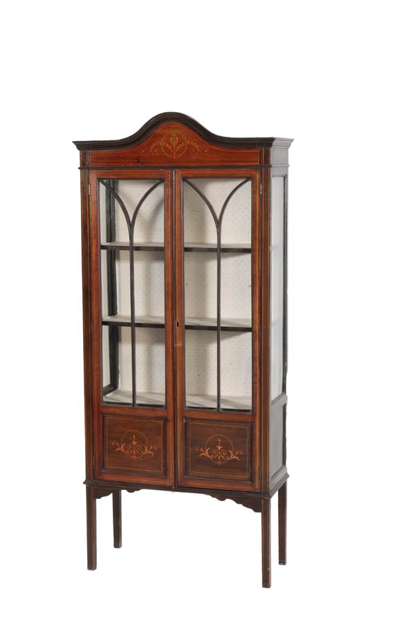 AN EDWARDIAN MAHOGANY AND GLAZED VITRINE,