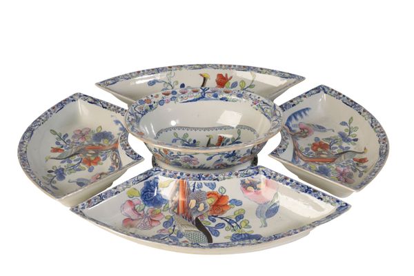 FIVE PIECES OF MASONS 'IRONSTONE' DINNER WARES, 19TH CENTURY