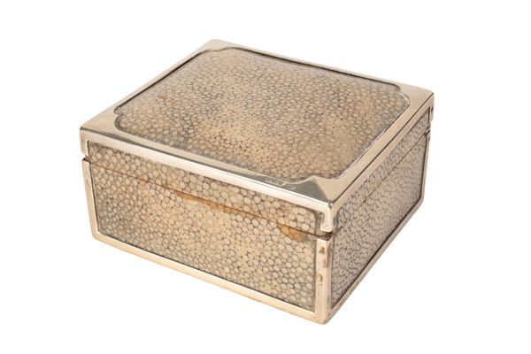 AN EARLY 20TH CENTURY SILVER MOUNTED SHAGREEN BOX,