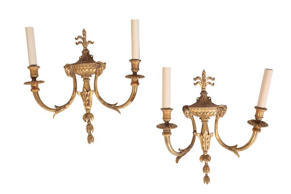 A PAIR OF GEORGE III STYLE GILT-GESSO WALL LIGHTS