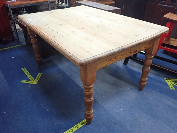 A VICTORIAN STYLE PINE FARMHOUSE TABLE