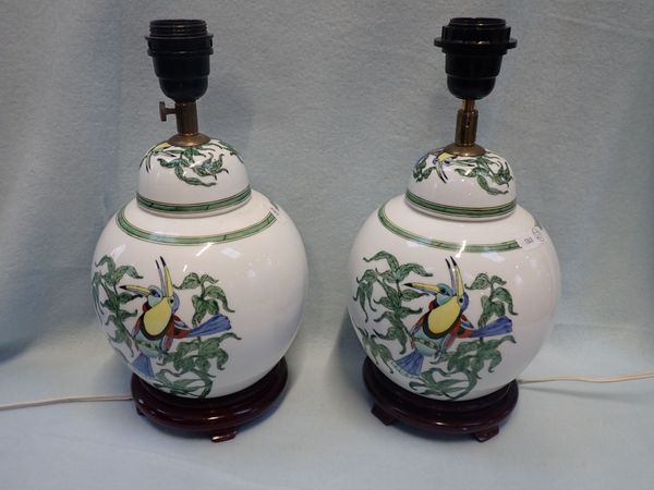 A PAIR OF TABLE LAMPS IN THE FORM OF CHINESE GINGER JARS