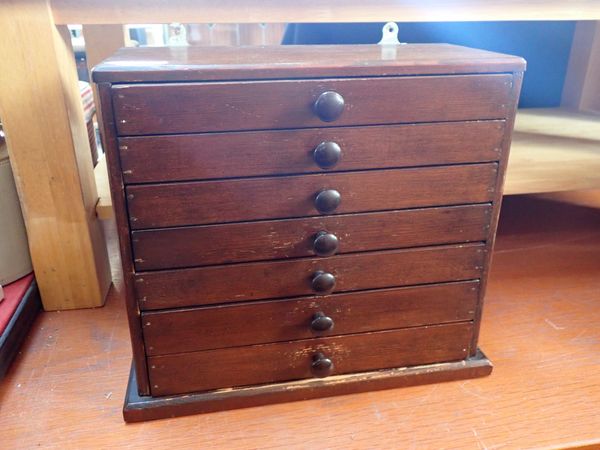 A STAINED PINE COLLECTORS' OR SPECIMEN CHEST OF SEVEN DRAWERS