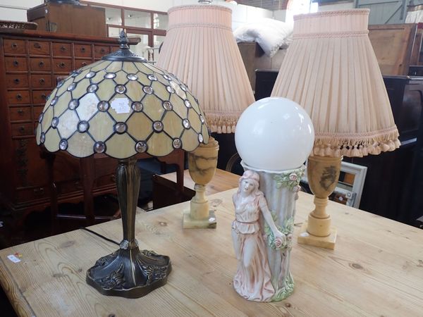 A REPRODUCTION 'TIFFANY' STYLE TABLE LAMP