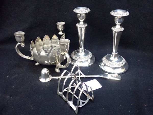 A SILVER TOAST RACK