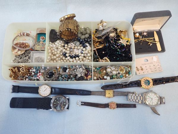 A COLLECTION OF COSTUME JEWELLERY