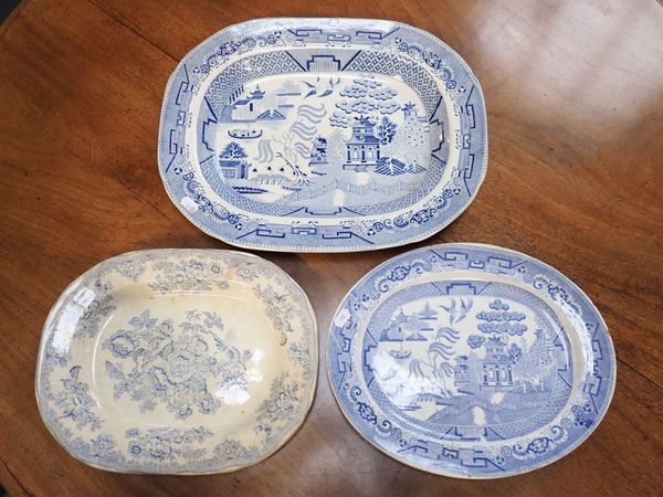 A VICTORIAN WILLOW PATTERN MEAT DISH